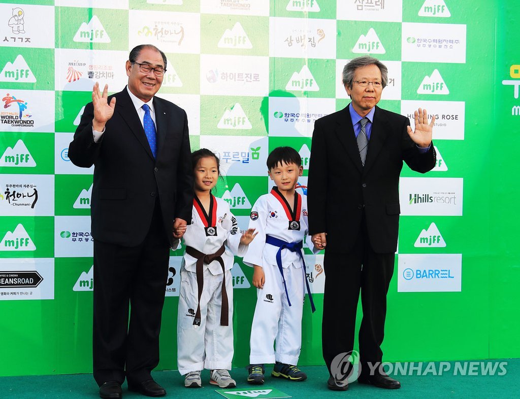 무주산골영화제 인사하는 황정수 군수와 유기하 집행위원장