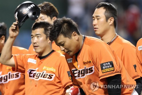 인사하는 김태균