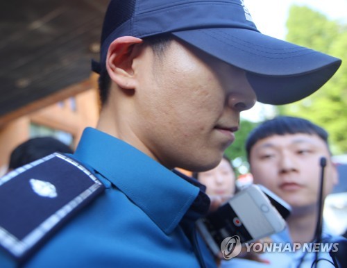직위해제 탑, 질문엔 묵묵부답