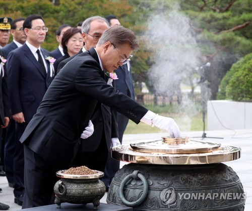 분향하는 문 대통령