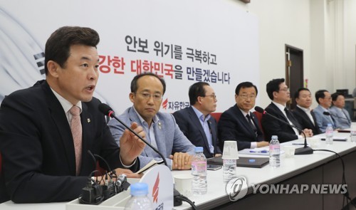 강경화 외교부 장관 후보자 의혹 언급하는 윤영석