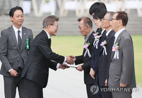 '국가유공자들에게 증서 수여'
