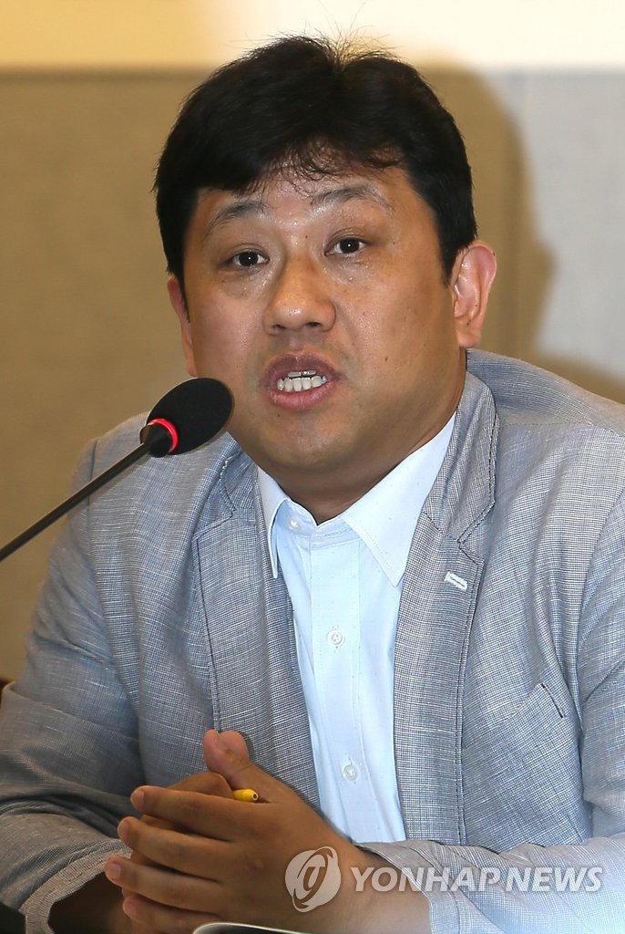 주제발표하는 김민환 교수