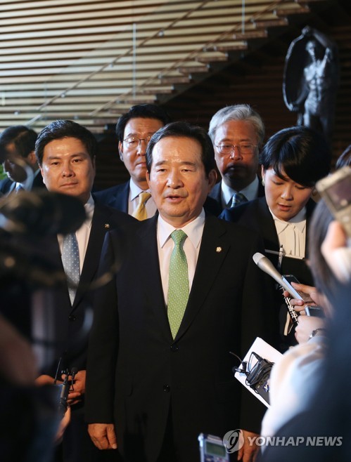 취재진과 인터뷰하는 정세균 국회의장