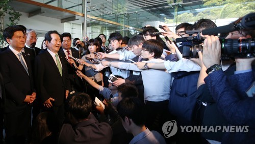 취재진과 인터뷰하는 정세균 국회의장