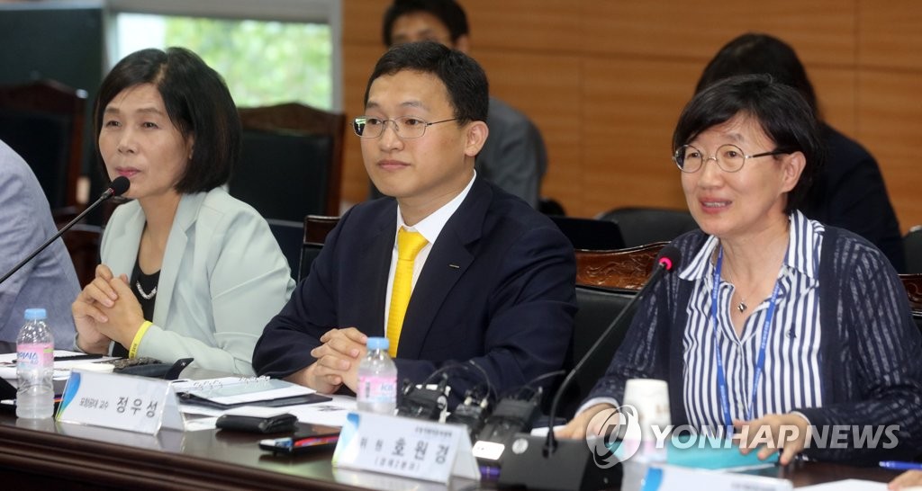 9일 통의동 국정기획자문위원회에서 열린 4차 산업혁명 토론회에 참석한 정우성 포항공대 교수(오른쪽에서 두 번째). xyz@yna.co.kr