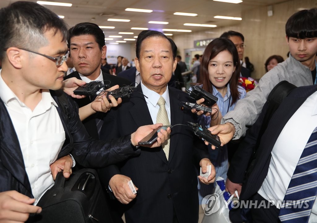 질문에 답하는 니카이 일본 특사
