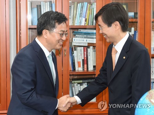 조경태 기재위원장과 인사하는 김동연 부총리