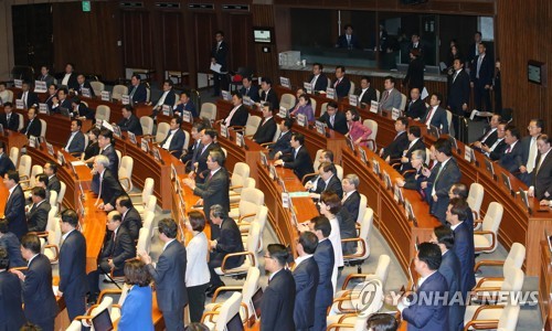 문 대통령 연설에 상반된 여야 표정