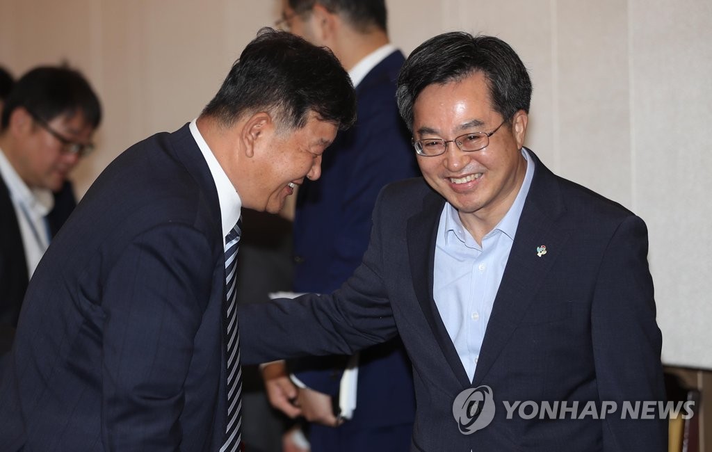 노태강 차관과 인사하는 김동연 부총리