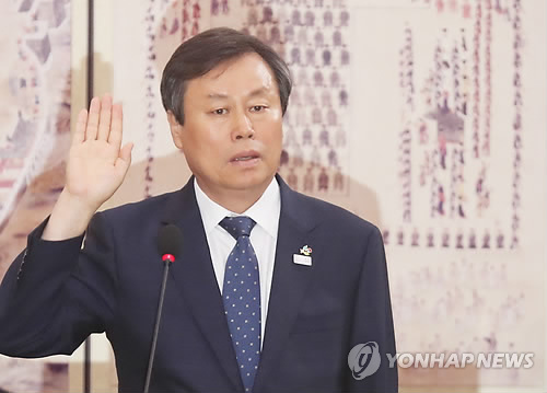 선서하는 도종환 후보자