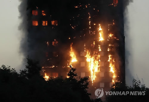 英 런던 24층 아파트서 큰 불…붕괴위험 속 참변 우려