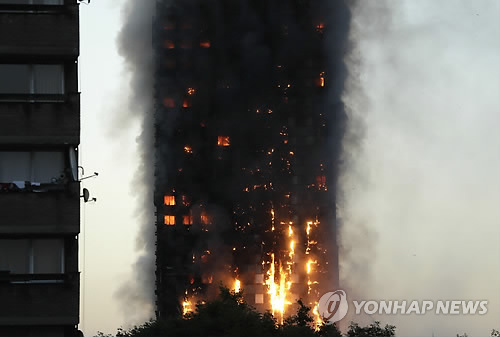 불기둥으로 변한 英 런던 고층 아파트