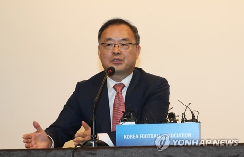 슈틸리케 경질 발표하는 이용수
