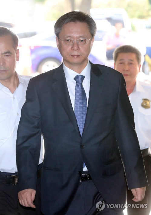 법정 들어서는 우병우 전 민정수석