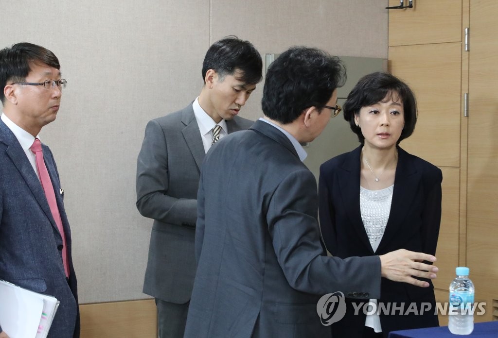 브리핑에 앞서 대화하는 발표자들