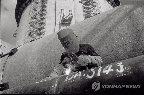 1974년 고리 1호기 건설현장의 용접공