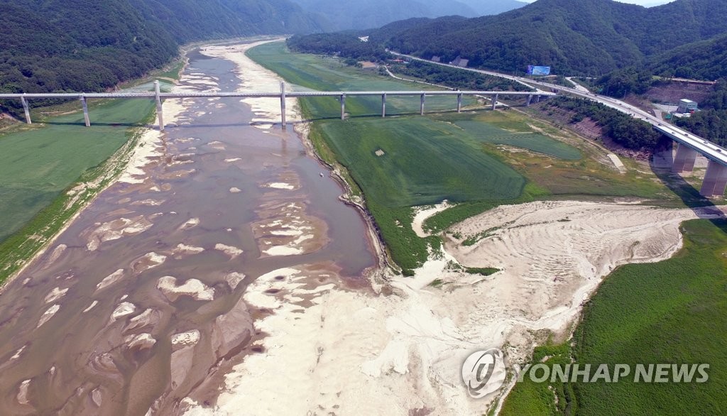 지난 6월 17일 강원 인제군 소양강댐 상류가 최근 극심한 가뭄으로 바닥을 드러내고 있다. [연합뉴스 자료사진]