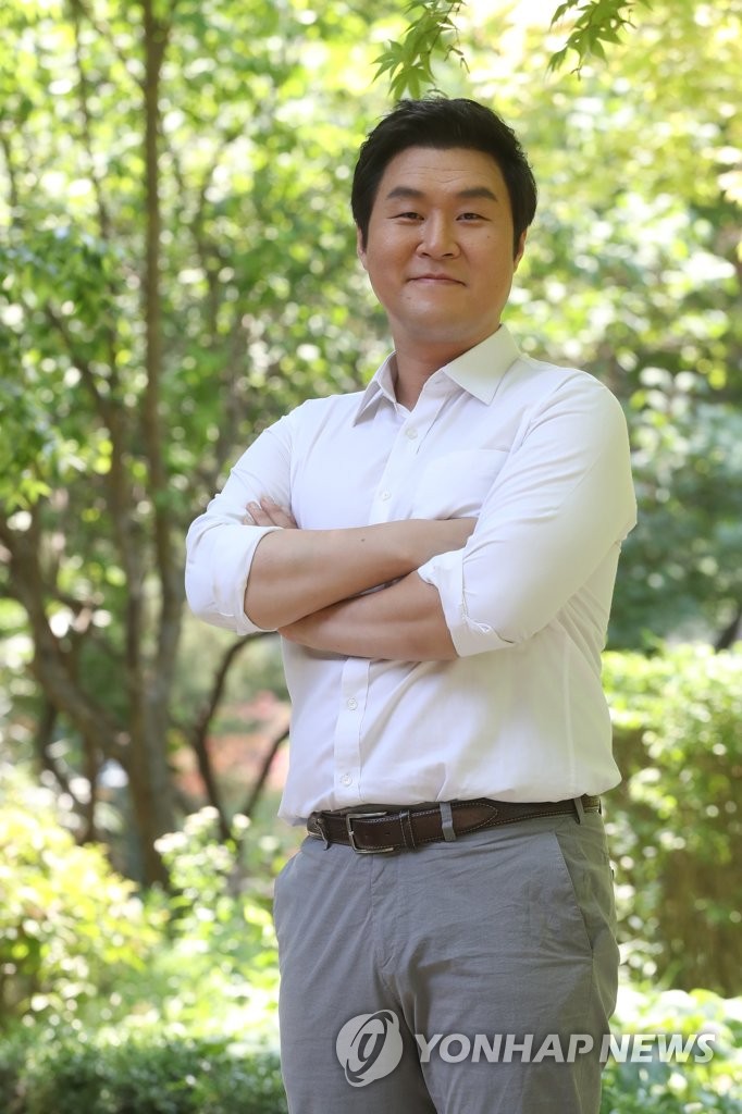 늠름한 윤경호