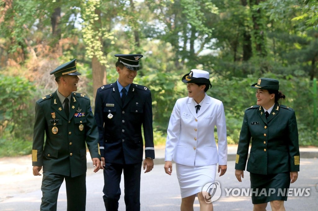 "땅·하늘·바다를 지키는 우리는 국군 가족"