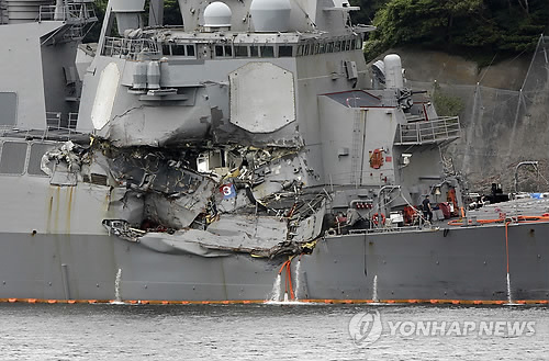 해상충돌 美이지스 구축함 내부서 시신 7구 발견