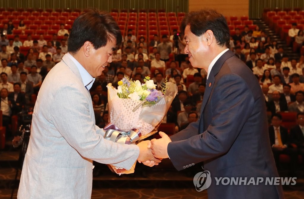 꽃다발 받는 김영춘 장관