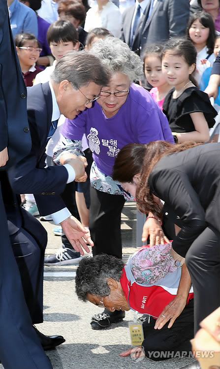밀양 송전탑 피해할머니 위로하는 문 대통령