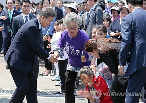 할머니에게 다가가는 문 대통령