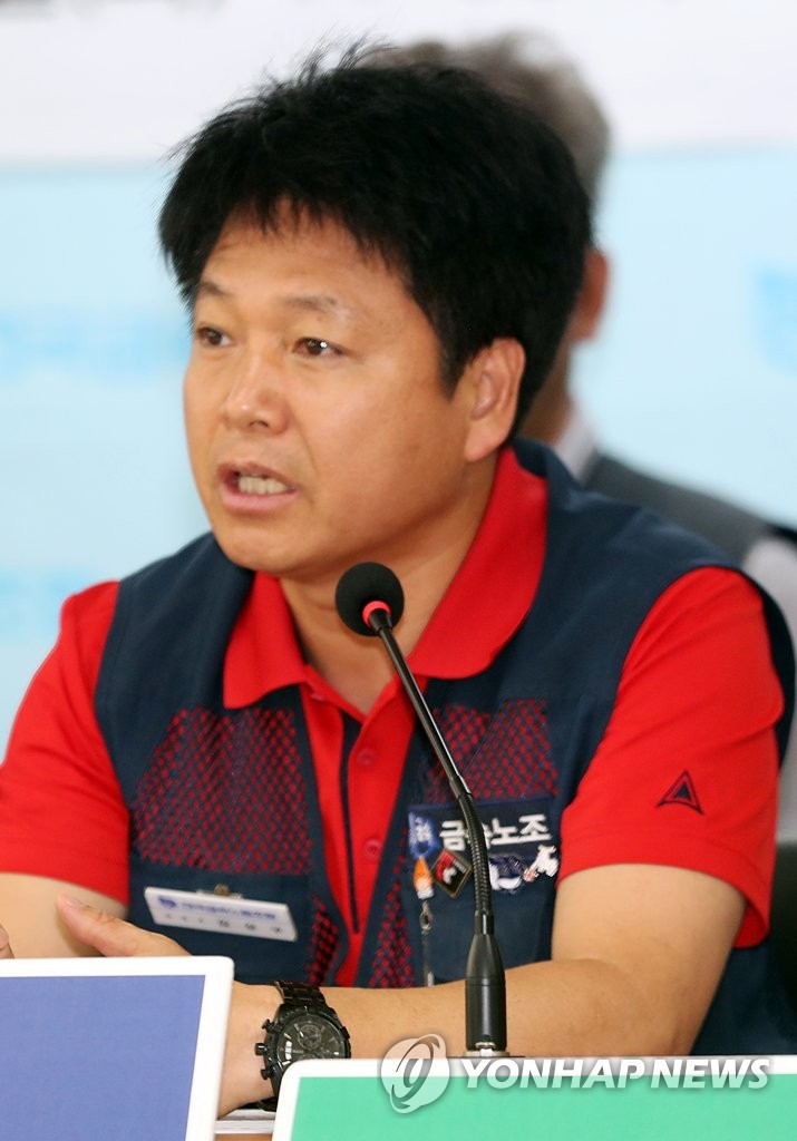 발언하는 김상구 금속노조 위원장