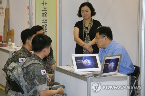 취업 상담하는 장병들