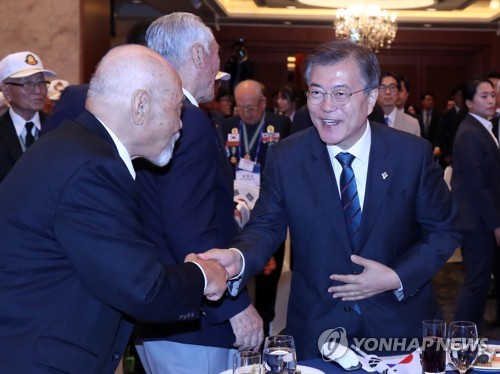 문 대통령, '참전 유공자 격려'