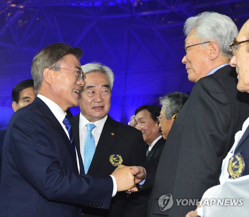 북한의 장웅 만난 문 대통령