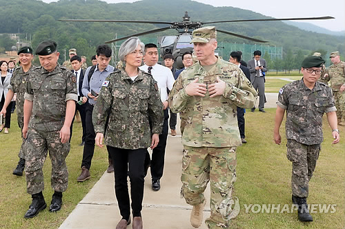 미8군사령관과 대화하는 강경화 외교장관