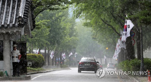 비내리는 청와대 앞길