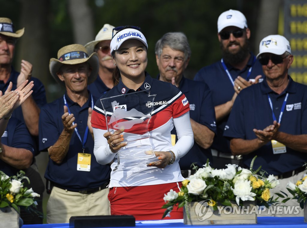 트로피 든 유소연…LPGA 시즌 첫 2승 달성