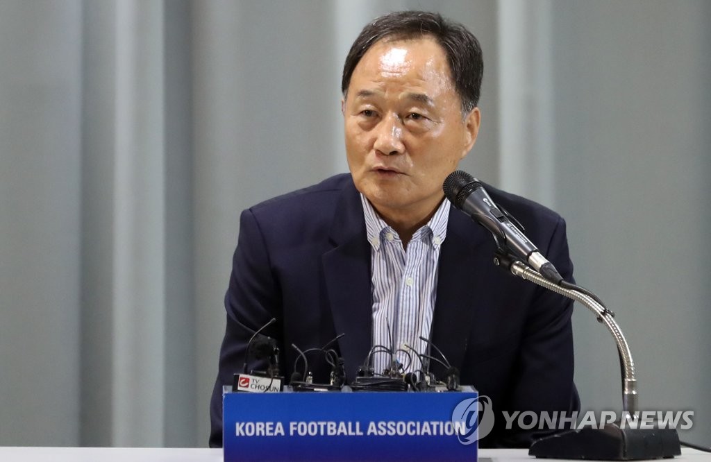 질문에 답하는 김호곤 신임 기술위원장