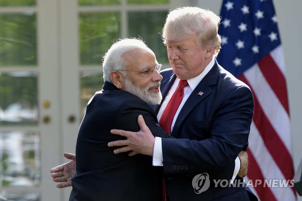 포옹하는 나렌드라 모디 인도 총리(왼쪽)와 도널드 트럼프 미국 대통령[AP=연합뉴스]