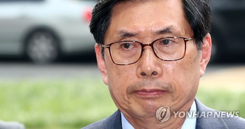 첫 출근하는 박상기 법무부 장관 후보자