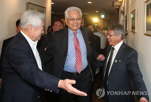 장소 안내하는 조정원 세계태권도연맹 총재