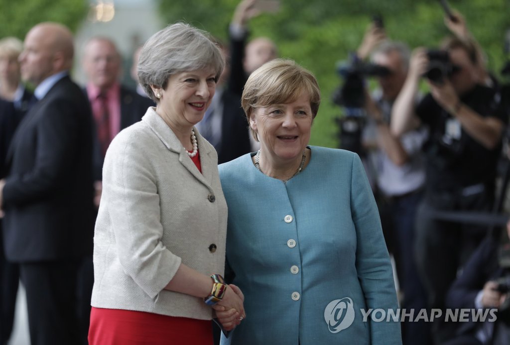 G20 사전회동서 함께 포즈 취한 메이와 메르켈