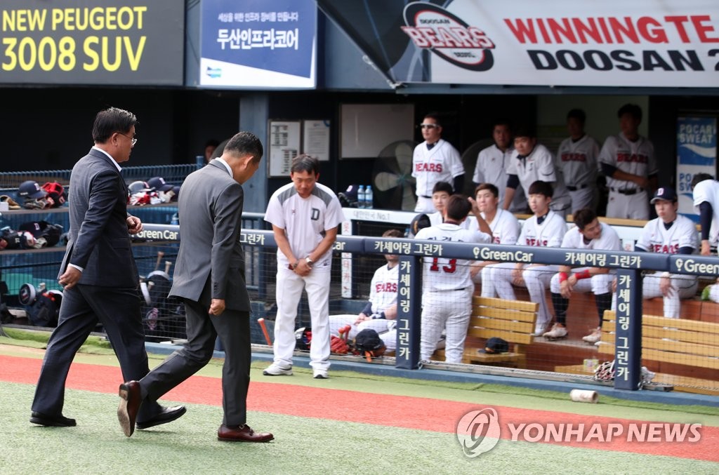 '심판과 돈거래' 착잡한 두산