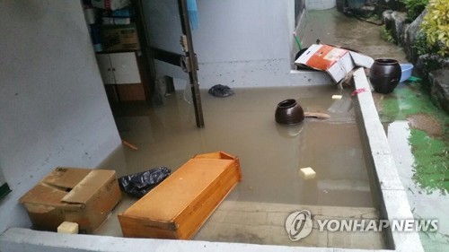 90대 노인 생명 앗아간 침수 반지하 주택
