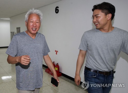 취재진 질문받는 류석춘
