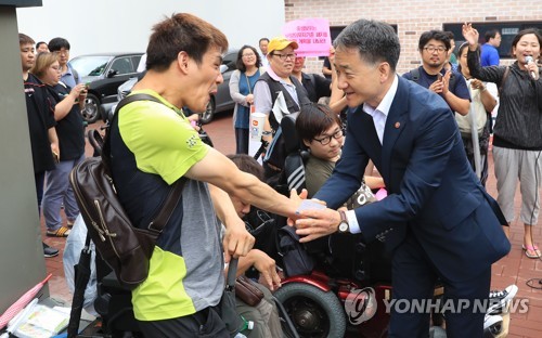 현장 목소리에 귀기울이는 박능후 복지부 장관