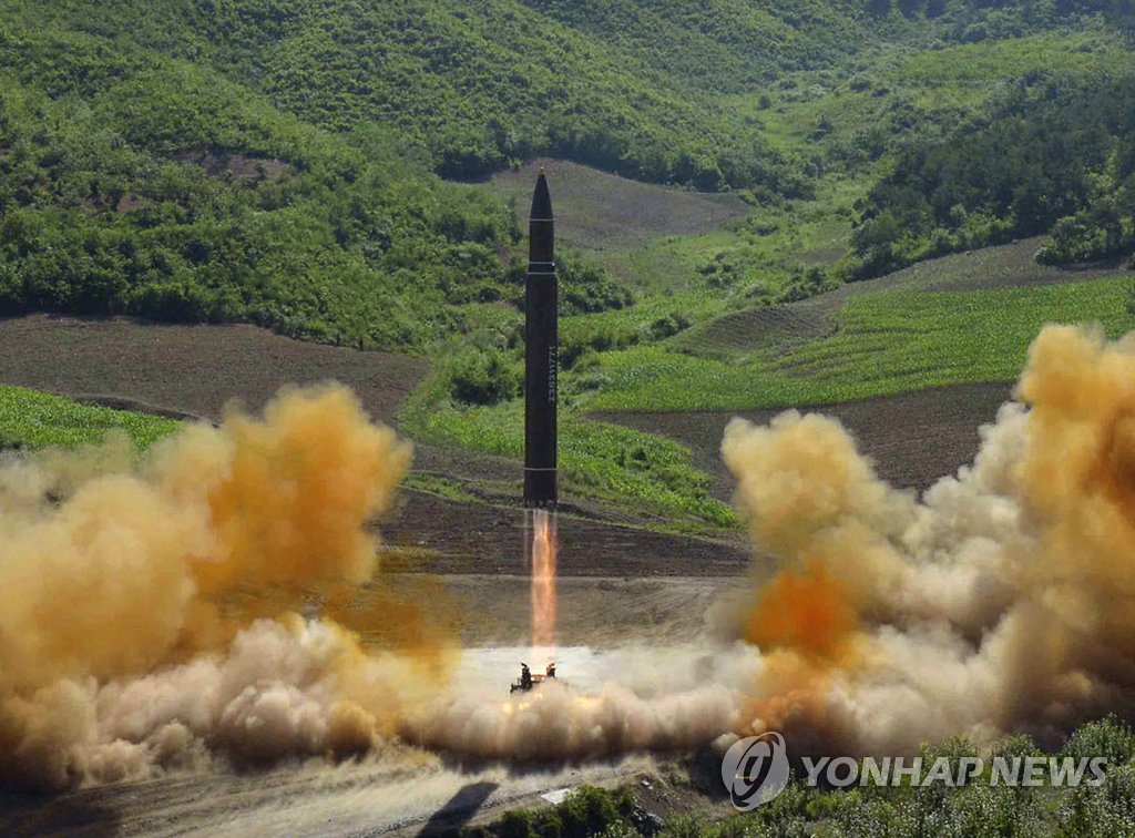 7월4일 북한의 대륙간탄도미사일(ICBM)급 '화성-14형' 시험발사