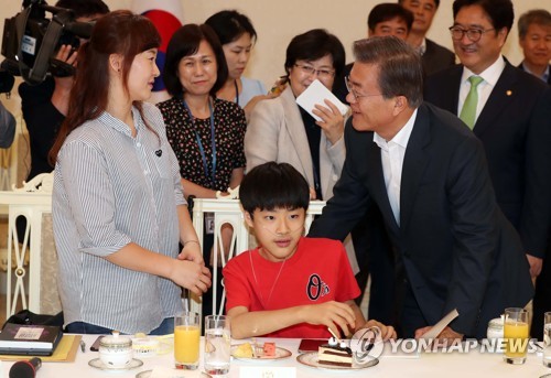 문 대통령, 가습기 살균제 피해자 위로