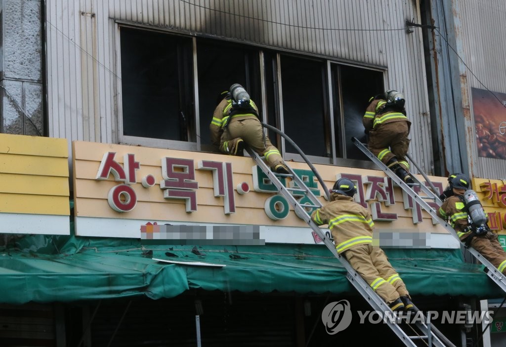 건물 진입하는 소방관