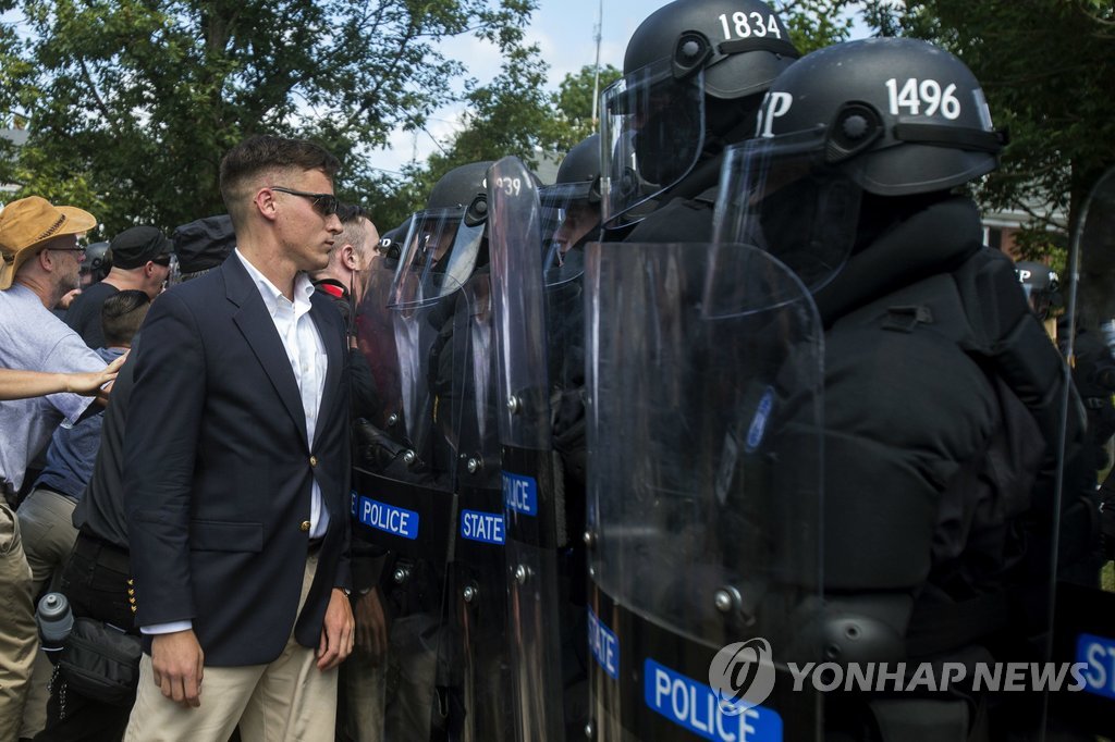 美 백인우월주의 단체 폭력시위…버지니아 비상사태 선포