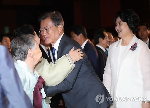 문 대통령, 일본군 위안부 피해자 이용수 할머니와 인사