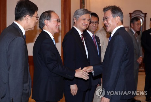 문 대통령, 일본 대사와 악수